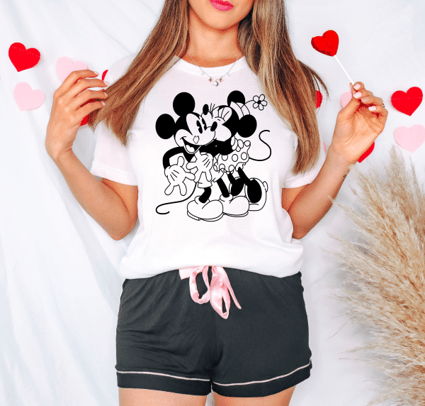 MICKEYMINNIEKISSINGWHITESHIRT